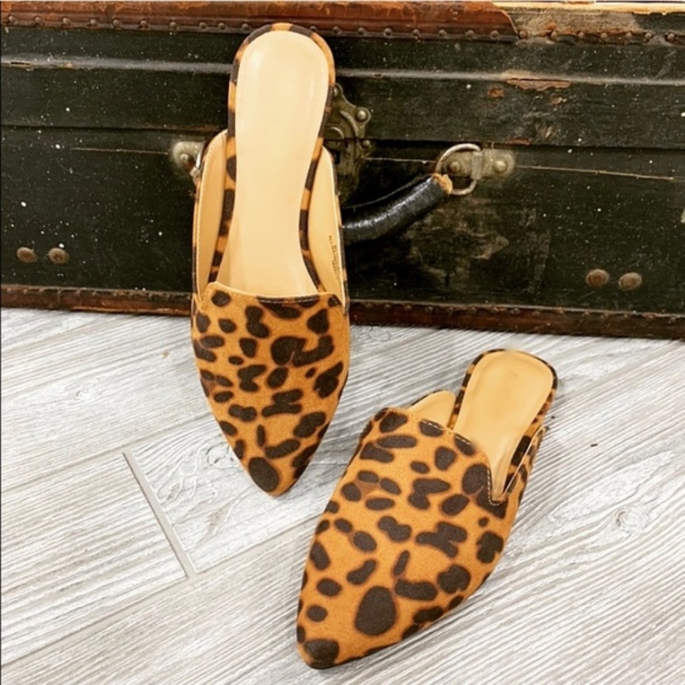 LAST PAIR! Leopard Print Pointy Toe Mules - Picture 3 of 3